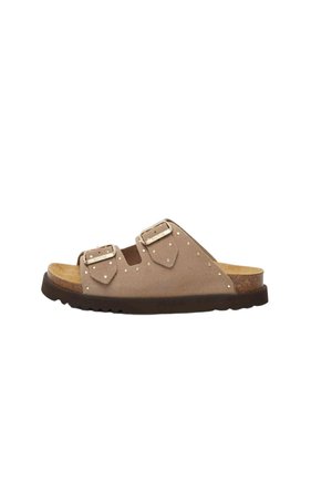 Bruine suède slide sandaal met twee verstelbare bandjes, metalen gespen, kleine studs, kurken voetbed en zwarte zool.