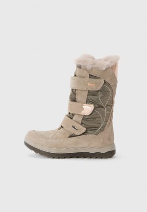 Botte d'hiver en tan et vert olive, en matériau suédé, avec une doublure en fourrure en haut et trois bandes auto-agrippantes pour la fermeture. Semelle extérieure en caoutchouc durable.