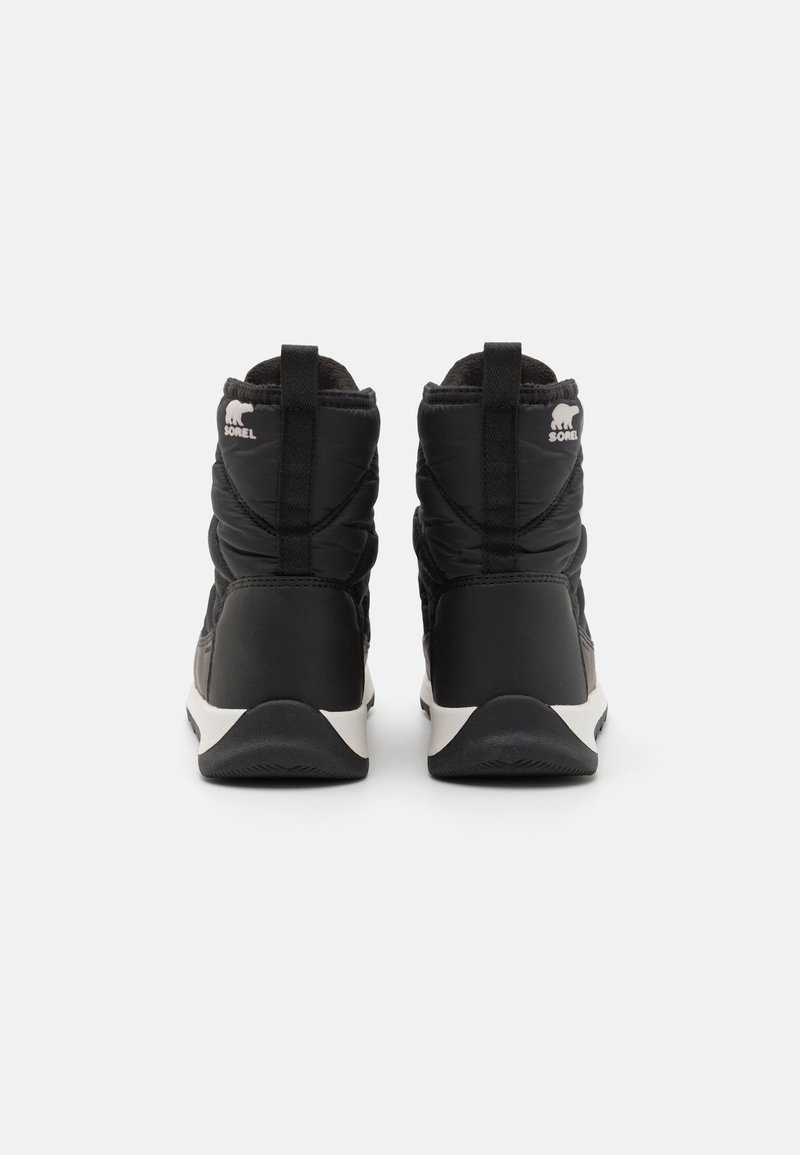 Schwarze isolierte Stiefeletten mit gestepptem Obermaterial, strukturiertem Gummisohle, kontrastierenden weißen Akzenten und Logo-Detail an der Rückseite.