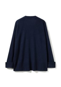 Námořnické modré oversized svetr s kulatým výstřihem, žebrovanými manžetami a rovním lemem. Měkká textura, minimalistický design, žádné viditelné ozdoby.