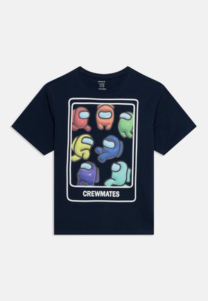 T-shirt bleu marine avec des personnages astronautes de dessin animé colorés à l'intérieur d'un cadre rectangulaire blanc, étiqueté « CREWMATES » en dessous du cadre.