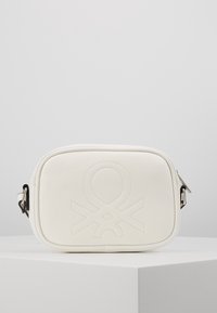 Borsa rettangolare bianca in pelle con logo embossato, superficie texturizzata, chiusura con zip e tracolla regolabile. Design semplice e compatto.