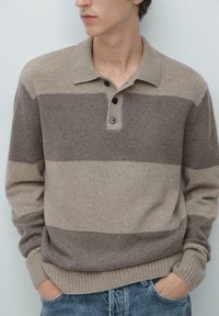 Béžový a šedý pruhovaný pletený svetr s límečkem, límečkem se třemi knoflíky a žebrovanými manžetami a lemem. Texturovaný materiál z vlněné směsi.