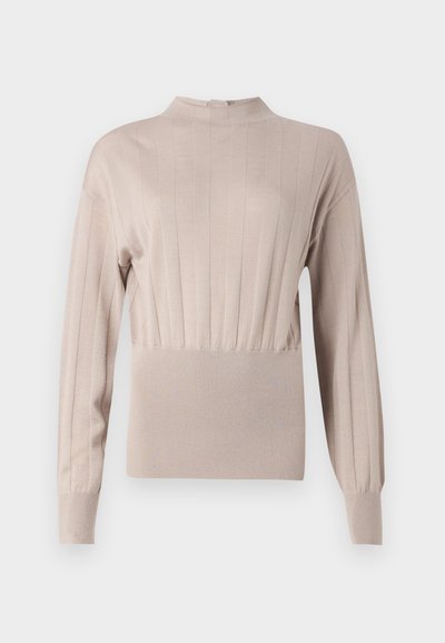 Beige geribbelde gebreide top met een hoge hals, lange mouwen en een gathered taille. Zachte textuur met verticale strepen en een aansluitende silhoeet.