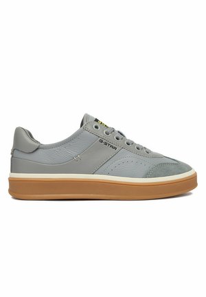 Sneaker grigia in pelle, modello basso, suola in gomma color naturale, chiusura con lacci e marchio "G-STAR" sul lato e sulla linguetta.