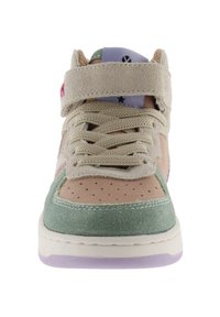 Hög sneaker med en blandning av rosa, grön och beige mocka, med förstärkt tå och justerbar rem. Perforeringar för andningsförmåga.