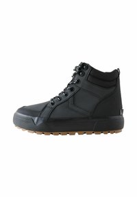 Czarne sneakersy typu high-top wykonane z materiału syntetycznego, z fakturowaną gumową podeszwą, metalowymi oczkami i wyściełanym wsparciem dla kostki.