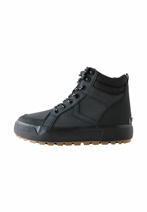 Schwarzer High-Top-Sneaker aus synthetischem Material, mit einer strukturierten Gummisohle, Metallösen und gepolsterter Knöchelunterstützung.