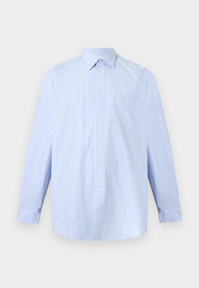 Ανοιχτό μπλε ανδρικό πουκάμισο με κουμπιά, λευκές κάθετες ρίγες, μακριά μανίκια, γιακά και τσέπη στο στήθος, παρουσιάζεται σε απλό φόντο.