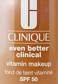 Clinique Even Better Clinical foundation i en tan-färgad flaska, märkt med vit text, har SPF 50 och en slank, vadderad design.