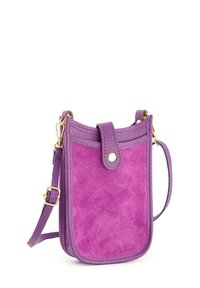 Lilla suede håndtaske med en struktureret form, guld hardware detaljer, en frontklap og en aftagelig rem for alsidighed.