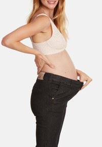 Zwangerschapsjeans met een zwarte denimmer afwerking, voorzien van een elastische tailleband. Draagt laag op de heupen, zodat de zichtbare babybuik goed past.