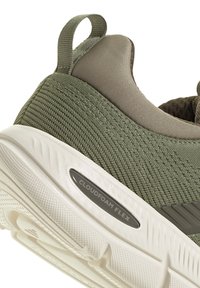 Chaussure de sport vert olive avec tige en mesh respirant, col rembourré, languette de traction et semelle texturée blanche estampillée "Cloudfoam Flex".