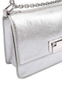 Zilverkleurige metallic leren handtas met een rechthoekige vorm, voorzien van een klep-sluiting, kettingriem en subtiele stikdetails.