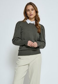 Unselected, beluga green