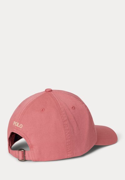 Gorra de béisbol rosa de algodón con correa metálica ajustable y "POLO" bordado en la parte trasera, mostrada desde un ángulo trasero.