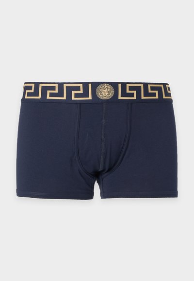 Σκούφο μπλε boxer briefs με χρυσή ζώνη μέσης με μοτίβο ελληνικού κλειδιού και κεντρικό έμβλημα κεφαλής Μέδουσας μπροστά.