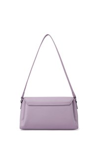 Borsa a tracolla in pelle viola con finitura texturizzata, forma rettangolare e una sola spallina. Presenta una chiusura a patta e nessun hardware visibile.