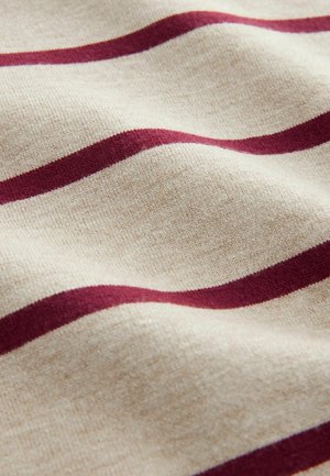 Baumwollstoff mit beiger Grundlage und burgunderfarbenen Streifen. Weiche Textur mit sichtbarer Maserung, die einen welligen Fall zeigt.