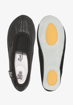 Ballerines en cuir noir avec des ouvertures élastiquées, une tige texturée et une semelle en caoutchouc dotée d'une section antidérapante jaune et d'une finition ressemblant au daim.