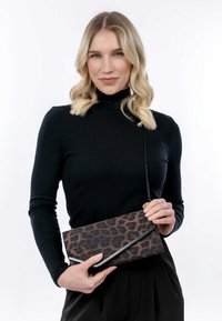 Clutch med leopardmönster gjord av texturerad tyg, med en elegant design med silverdetaljer och kedjestropp.