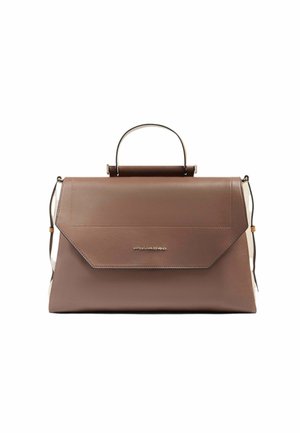 Braune Lederhandtasche mit strukturiertem Design, rechteckiger Form, obenliegendem Griff und einer Vorderklappe mit einem dezenten Logo.