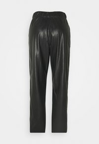 Zwarte, faux leren broek met een elastische tailleband en rechte pijpen, gekenmerkt door een gladde textuur en minimale details op de achterkant.
