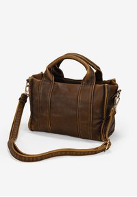 Bolso de hombro de cuero marrón con textura suave, forma estructurada, dos asas cortas y una correa desmontable. Presenta costuras en contraste.