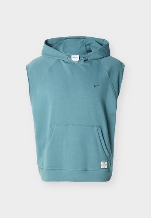 Mouwloze lichtblauwe hoodie met capuchon, voorzak en klein Nike-logo op de borst tegen een witte achtergrond.