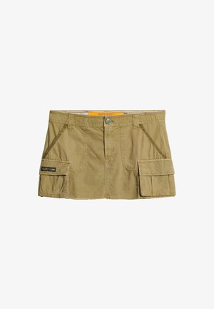Shorts utilitari color kaki con chiusura a bottone, due tasche laterali e una tasca cargo. Il tessuto è leggero con una texture liscia.