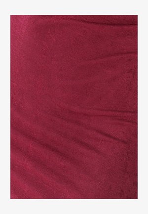 Dieprode geribbelde stof met een gestructureerd oppervlak, met fijne verticale lijnen en subtiele variaties in kleurintensiteit.