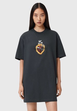 Czarnoszary, oversize t-shirt z okrągłym dekoltem, z kolorowym graficznym wzorem serca z płomieniami i napisem umieszczonym na środku klatki piersiowej.