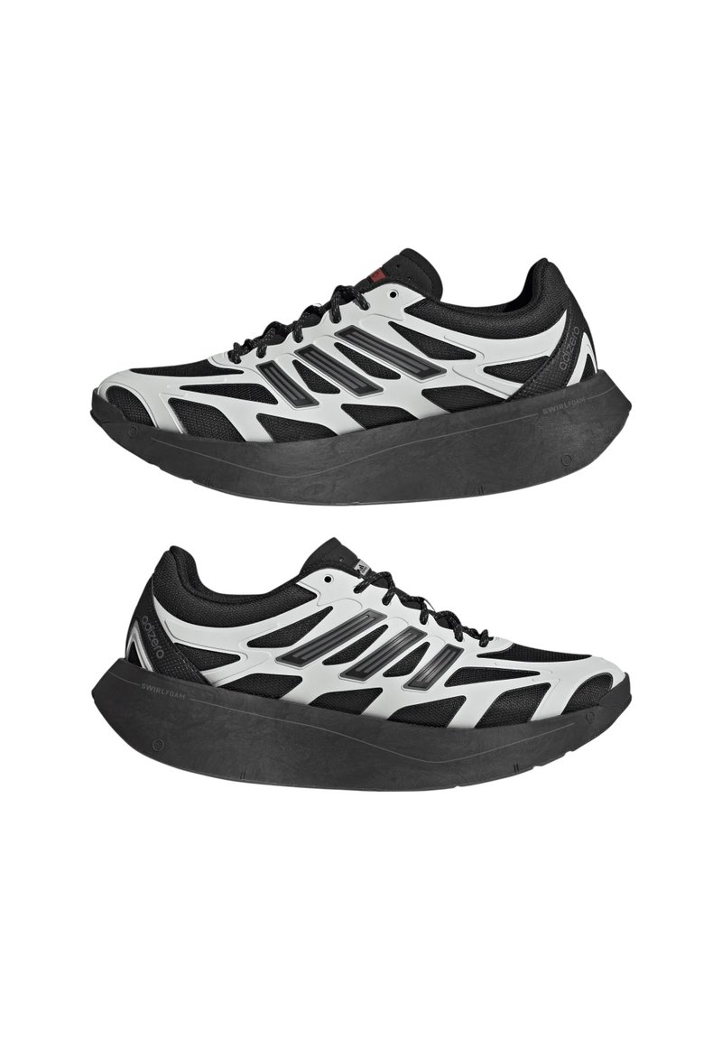 Scarpe da corsa in bianco e nero con una parte superiore testurizzata, caratterizzate da un design traspirante, lacci prominenti e una suola nera spessa e ammortizzata.