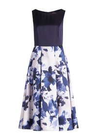 Ein Kleid mit glänzendem, marineblauem Satin-Oberteil und einem Rock mit floralem Druck in Blau- und Weißtönen. Es hat eine taillierte Taille und einen ausgestellten Saum.