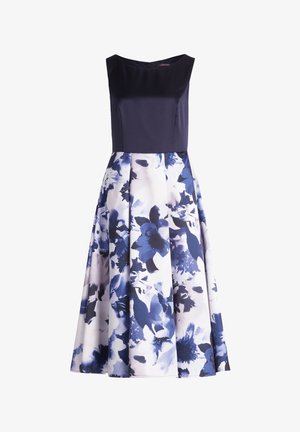Een jurk met een marineblauwe satijnen lijfje en een bloemenprint rok in tinten van blauw en wit. Het heeft een aansluitende taille en een uitlopende zoom.