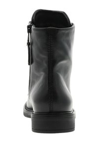 Bottine noire en cuir avec une texture lisse, fermeture éclaire sur le côté et un petit talon empilé. Caractérisée par un bout arrondi et des détails de couture minimalistes.