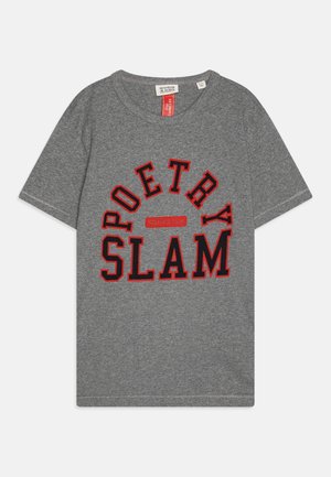 T-shirt in cotone grigio con il testo audace in rosso e nero "POETRY SLAM", colletto rotondo e maniche corte. Texture liscia, design casual.
