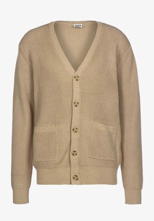 Cardigan beige en maille avec col en V, cinq boutons sur le devant, deux poches devant, et poignets et ourlet en côtes.