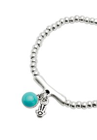 Bracelet en perles d'argent avec un pendentif charme en turquoise et symbole de main, doté d'un fermoir T-bar poli pour une fixation sécurisée.