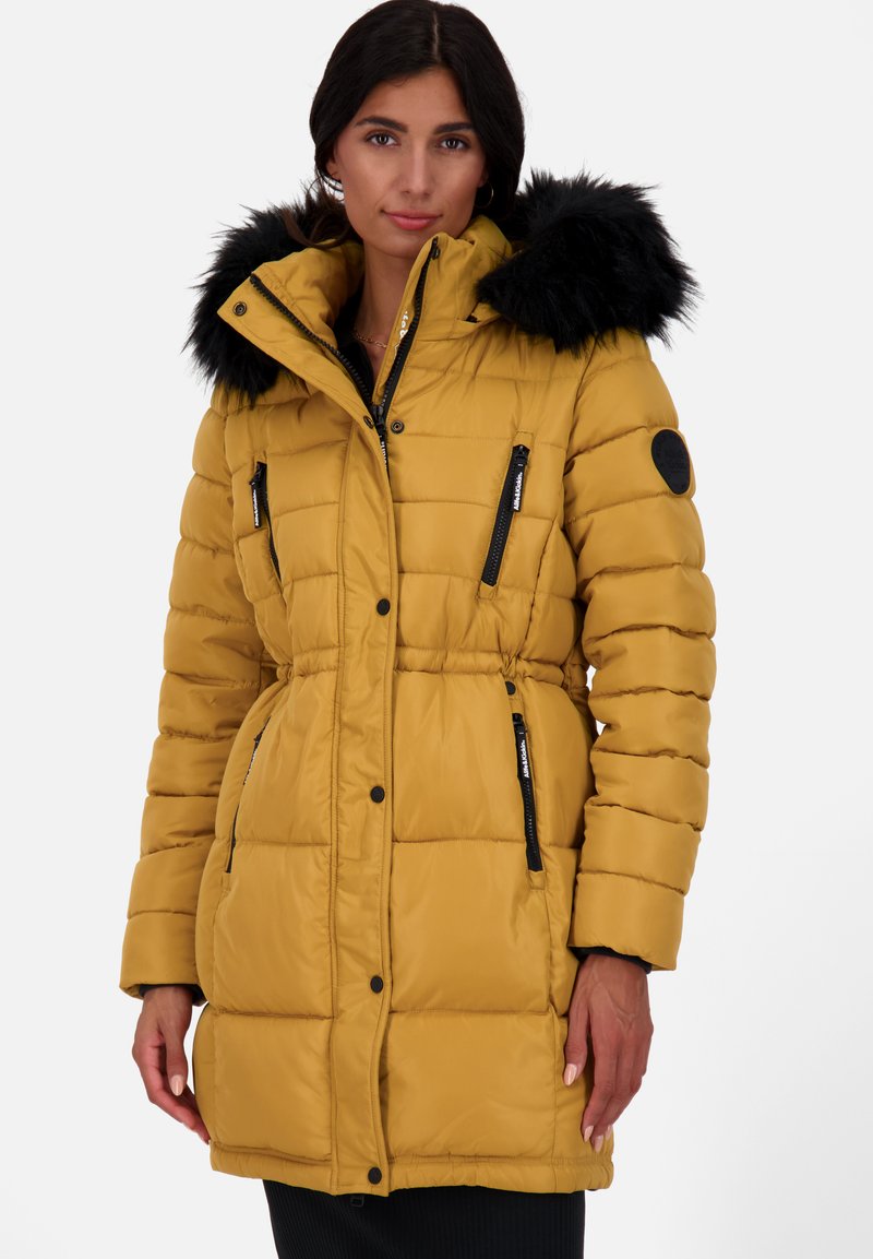 Geel pufferjack met een zwarte bontkap, met een getailleerde taille, ritssluitingen en een gestikte design.