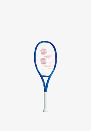 Blauwe tennisracket met een gestructureerde witte grip, ronde kop en rood patroon op de snaren met een logo op de snaren.