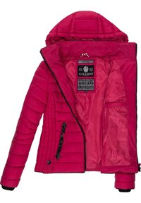 Fuchsia pufferjakke med hætte, med kviltede sektioner, sort lynlås og indvendige lommer. Stoffet fremstår glat med en blank overflade.