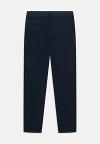 Pantaloni chinos in cotone blu navy con design a gamba dritta, dotati di due tasche posteriori e dettagli di cucitura sottili. Tessuto morbido, vestibilità casual.