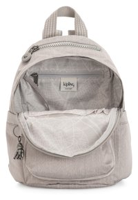 Lysegrå rygsæk lavet af et tekstureret stof, med en hovedlynlås og en lille indvendig lomme. Har en lynlåsholder formet som en abe og inderside med kortmønster.