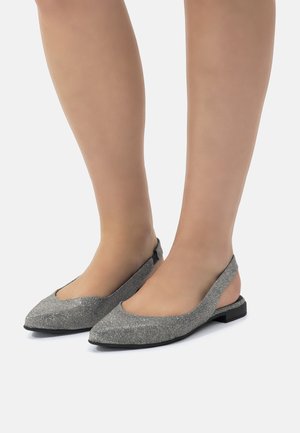 Scarpe slingback piatte argento con punta affusolata, tessuto testurizzato e dettagli laterali a taglio. Sole nero basso per stabilità.