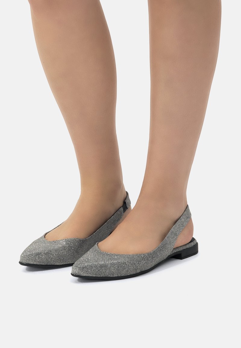 Scarpe slingback piatte argento con punta affusolata, tessuto testurizzato e dettagli laterali a taglio. Sole nero basso per stabilità.
