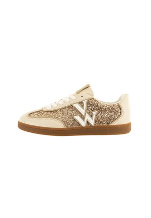 Sneaker bianca e oro con un pannello laterale dorato scintillante, dettagli beige, lacci bianchi e suola in gomma marrone texturizzata.