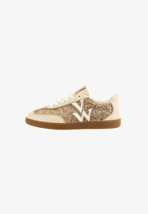 Sneaker bianca e oro con un pannello laterale dorato scintillante, dettagli beige, lacci bianchi e suola in gomma marrone texturizzata.