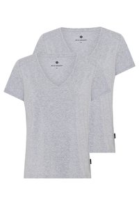 To grå v-hals t-shirts lavet af letvægts bomuldsblanding, med korte ærmer og en glat tekstur, forsynet med logomærker på siden.