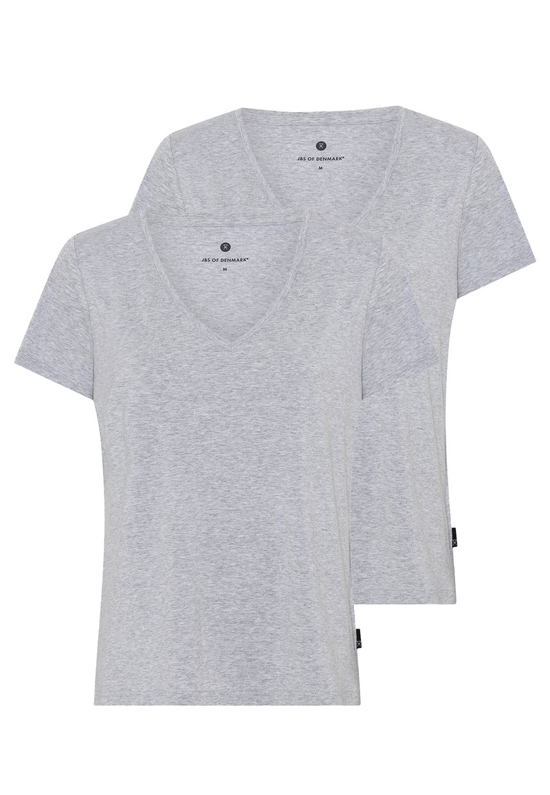 To grå v-hals t-shirts lavet af letvægts bomuldsblanding, med korte ærmer og en glat tekstur, forsynet med logomærker på siden.